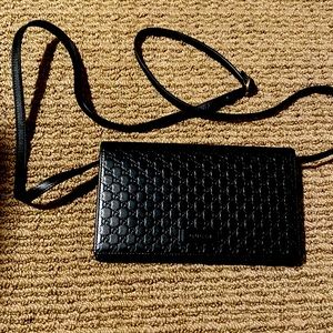 Black leather logo Gucci wallet, can be warn as a crossbody